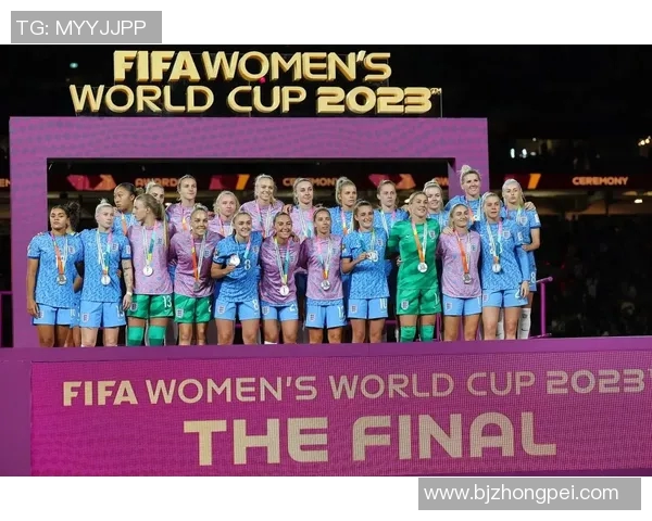 凯莉心目中的足球偶像是谁他在场上的表现如何影响了她的热爱